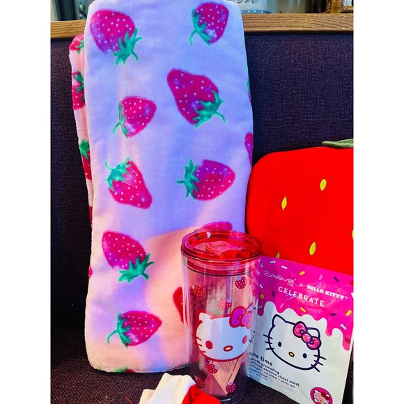 Strawberry shortcake and Hello kitty bundle - Picture 6 of 10